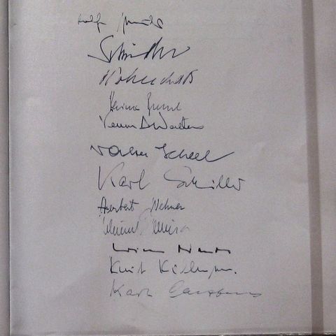 Un livre d'or classique : une page blanche et quelques signatures